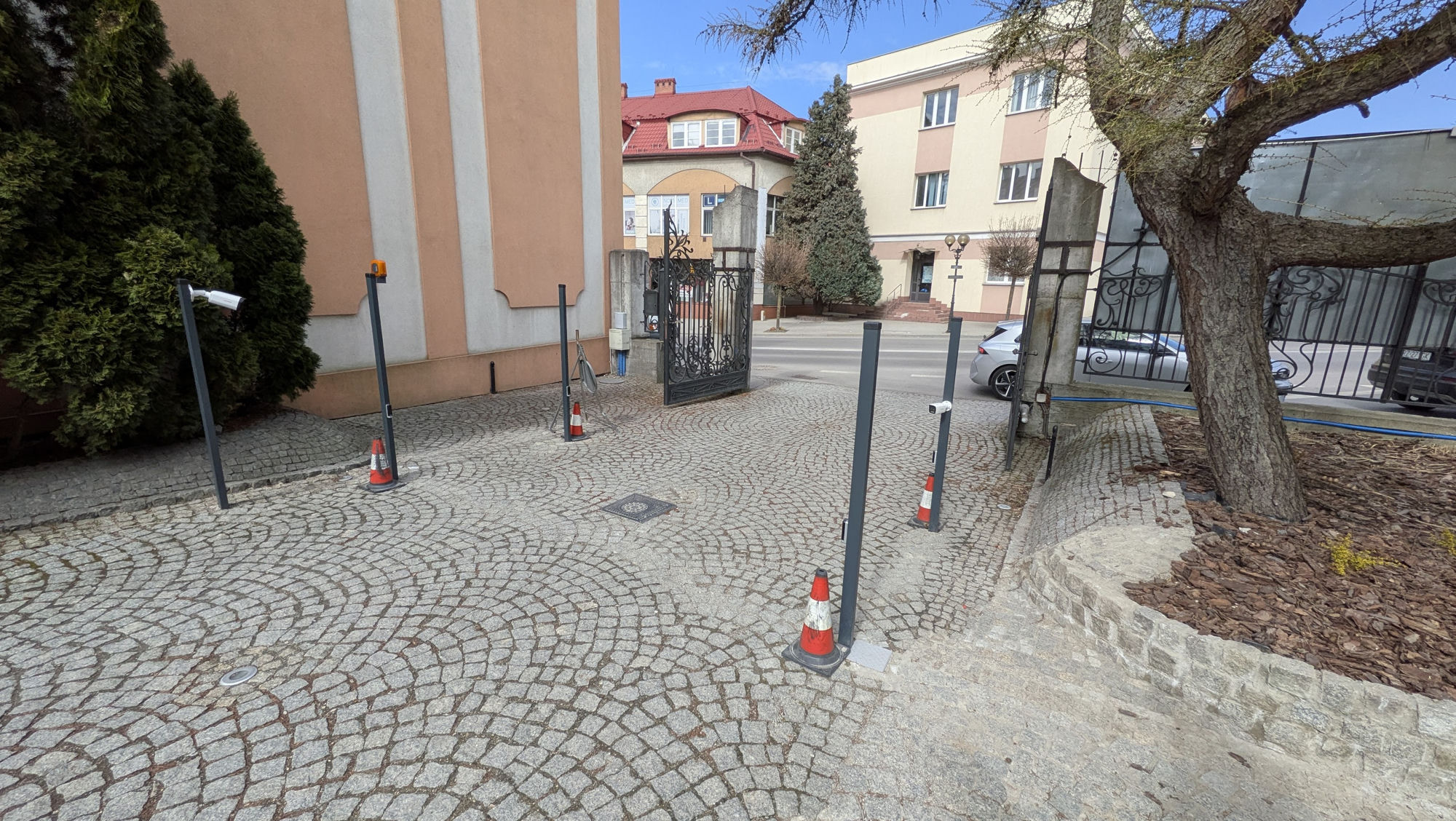 Wjazd na parking prywatny z zainstalowanym systemem ANPR GMWEB – kamery IP, słupki i szlaban